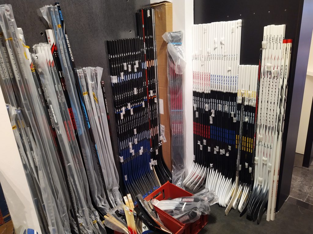 ijshockey uitrusting - ijshockeysticks in de shop