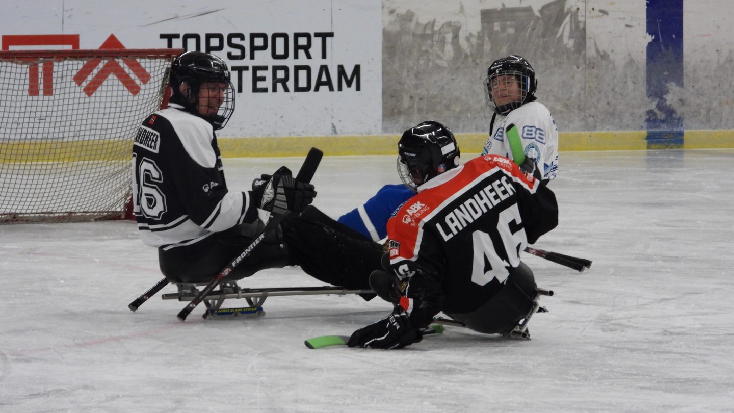 puck controle en lichaamscontact oefening van de IJshockeyschool